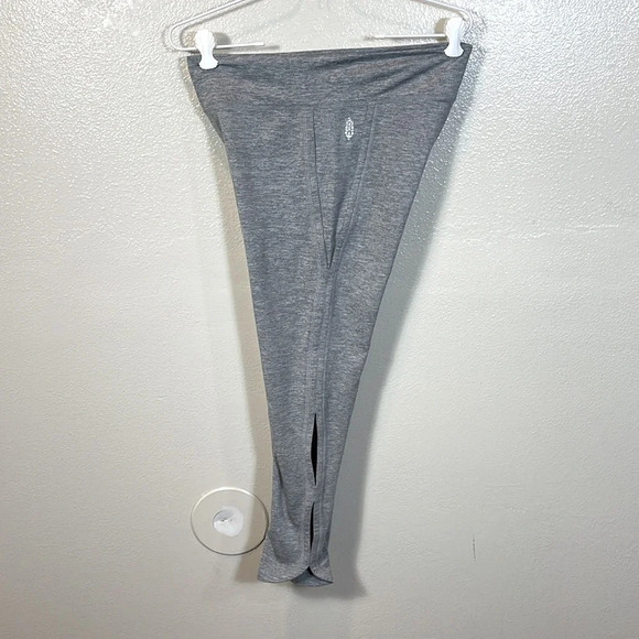 FREE PEOPLE MOVEMENT GRAY SIDE SLIT CAPRI LEGGINGS SIZE LARGE - Picture 2 of 9